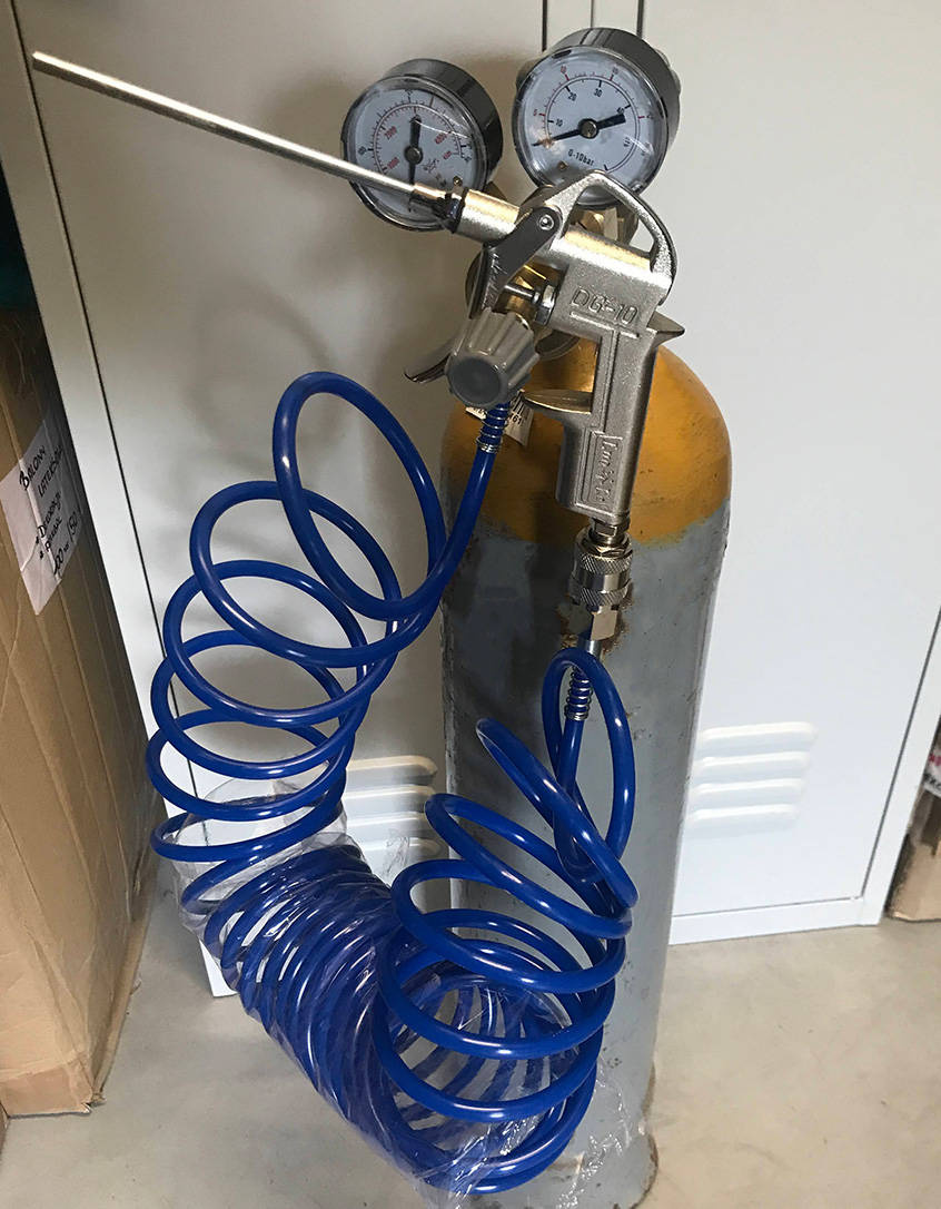 Regulator and pressure gauge to the gun cylinder helium balloons to