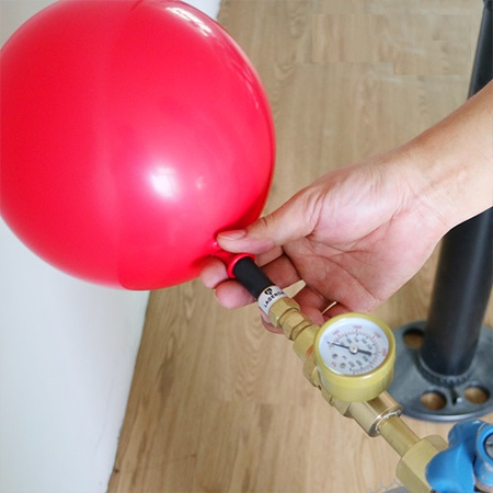 Reduktor do butli z helem, z manometrem, prosty